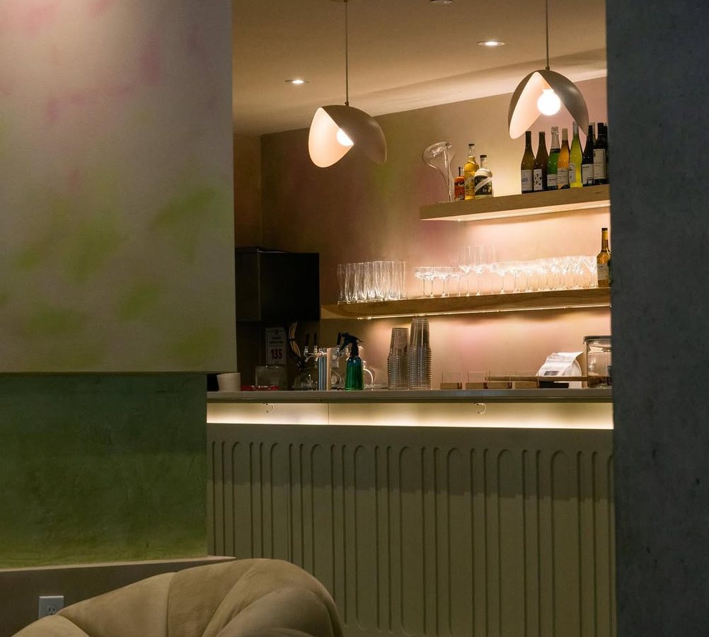 The bar and dining room at Mera